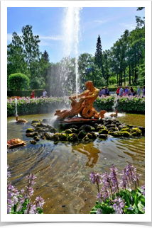 Smaller statue of Samson in the gardens.